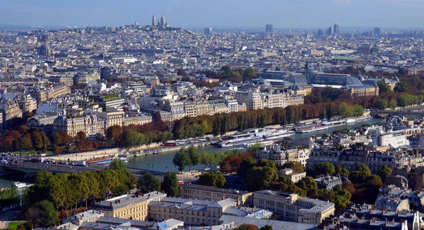 法国巴黎2013年05月16日 从埃菲尔铁塔俯瞰巴黎的鸟瞰景观 巴黎有2 249 975人口 但其都会区是欧洲最大的人口中心之一 — 图库照片