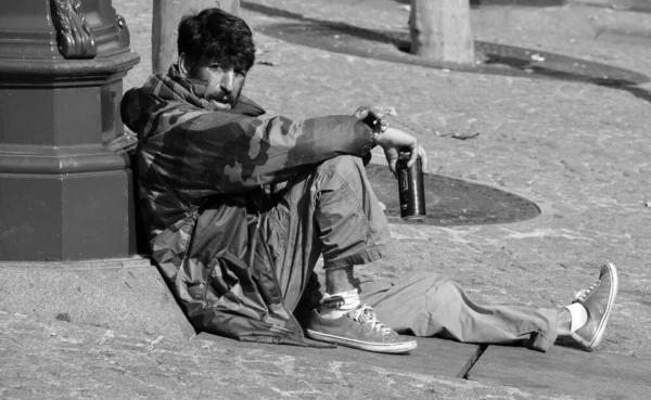 Foto Blanco Negro Del Hombre Sin Hogar — Foto de Stock