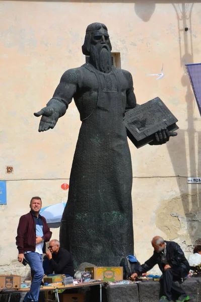 Lviv Ukraine Monumento Ivan Fyodorov Representa Una Estatua Masiva Ivan —  Fotos de Stock