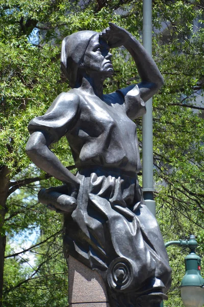 Чарльт Норт Кароса 2016 Промышленная Статуя Изображена Женщиной Шляпе Ребёнком — стоковое фото