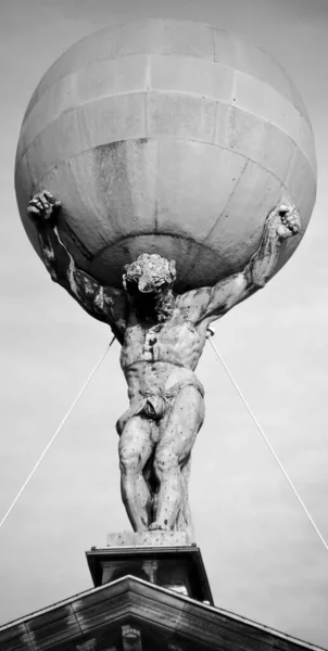 Amsterdam Netherlands 2015 Atlas Carrying Globe Statue Royal Palace Amsterdam — ストック写真