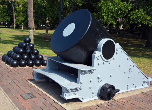 查理斯顿Sc美国6月26日16 炮台公园和白角花园的大炮和炮弹 其海滨的特色是南边的建筑 雕像和观景台 — 图库照片