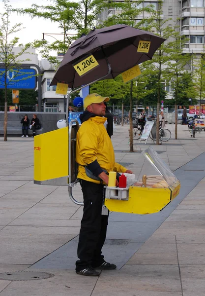 Berlin Germany 2010 Mobile Hot Dog Vendor 彼は自分の廃棄物に添付グリルで調理しており 傘で太陽から保護されています — ストック写真