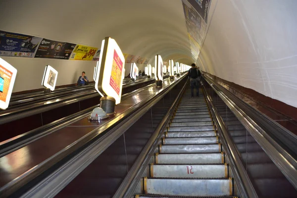 Kiev Ukraine 乘坐世界上最深车站的楼梯 基辅地铁 Kiev Metro 或基辅地铁 Kyiv Metro 是基辅公共交通的中流砥柱 — 图库照片