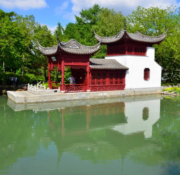 Παραδοσιακό Κινέζικο Κήπο Λίμνη Στην Ηλιόλουστη Μέρα — Φωτογραφία Αρχείου
