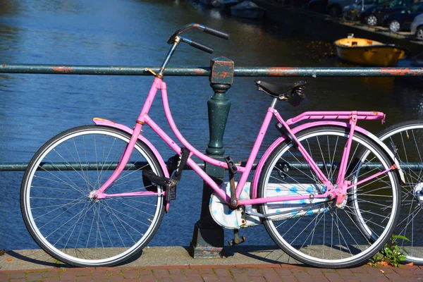 Amsterdam Niederlande 2015 Rosa Fahrradabstellplätze Kanal Amsterdam Ist Die Fahrradfreundlichste — Stockfoto