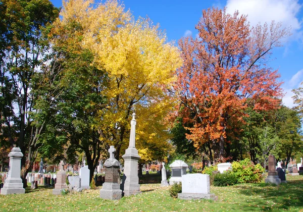 Cementerio Antiguo Con Tumbas Otoño —  Fotos de Stock