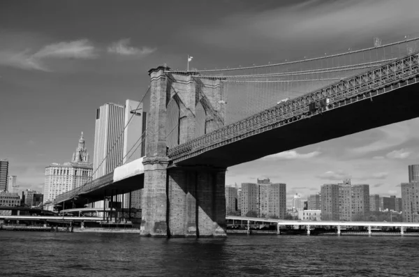 纽约市 布鲁克林大桥是美国历史最悠久的悬索桥之一 它始建于1883年 横跨纽约东部 连接了曼哈顿和布鲁克林两地 — 图库照片