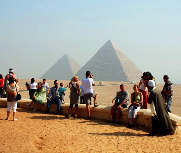 Cairo Egypt Giza大金字塔 Khufu金字塔或Chops金字塔前的游客是Giza金字塔中最古老 最大的金字塔 — 图库照片
