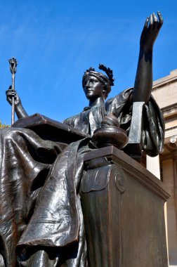 NEW YORK CITY USA OCT 27: Alma Mater, Daniel Chester French tarafından yapılan ve Columbia Üniversitesi 'nin Low Memorial Kütüphanesi kampüsünde bulunan bir bronz tanrıça Athena heykeli.