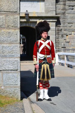 Halifax Nova Scotia 5 Haziran: Kanada 'nın Halifax şehrindeki bir Ulusal Tarih Alanı olan Citadel Hill' de (Fort George) Kanadalı asker. Nova Scotia, Kanada, 5 Haziran 2014