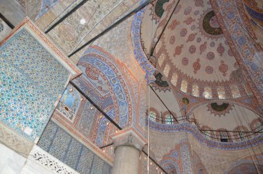 İSTANBUL TURKEY ECTOBER 04: İstanbul, Türkiye 'deki Sultan Ahmed Camii' nin içi, Ekim 04, 2013. Sultan Ahmed Camii (Mavi Cami) İstanbul 'un en popüler turizm beldeleri üzerine.