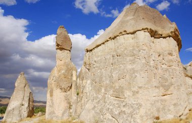 Türkiye 'nin kapadokya' nın en bilinen özelliği muhtemelen kalbinde Goreme 'in peri bacaları ve çevresindeki köylerdir.