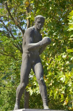 Parktaki ünlü bir adamın heykeli.