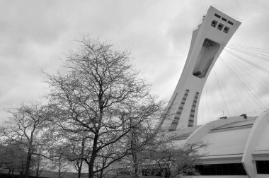 Montreal, Kanada - 22 Mayısta. 22 Mayıs 2012 'de Montreal Olimpiyat Stadyumu' nda. Dünyanın en yüksek eğimli kulesi. Olimpiyat turu 175 metre uzunluğunda ve 45 derecelik açıyla yapılıyor.