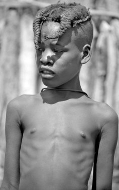 Khorixas, Namibia - 09 Ekim 2014: Tanımlanamayan çocuk Himba kabilesi. Himba, Güney-Batı Afrika 'nın Kunene bölgesinde, Kuzey Namibya' da yaşayan yerli halktır.