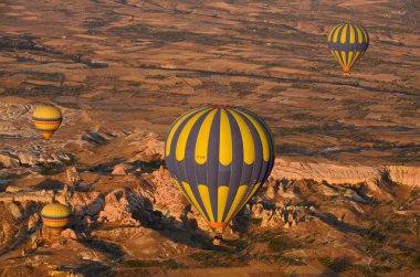GOREME, TURKEY - OKTOBER 02: Kapadokya üzerinde uçan sıcak hava balonu, Ekim 2013 'te Goreme, Kapadokya, Türkiye' de sıcak hava balonları ile uçmak için en iyi yerlerden biri olarak bilinir..