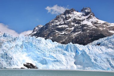 Perito Moreno Buzulu, Arjantin 'in Santa Cruz eyaletindeki Los Glaciares Ulusal Parkı' nda bulunan bir buzuldur. Patagonya 'nın en önemli turistik merkezlerinden biridir.