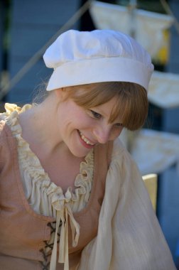 MONTREAL QUEBEC CANADA 24 AĞUSTOS: 24 Ağustos 2013 'te Montreal, Pointe-a-Calliere' in 18. yüzyıldaki kamu pazarında Yeni Fransa dönemini yeniden canlandıran kadın Montreal Kanada 'da 24 Ağustos 2013