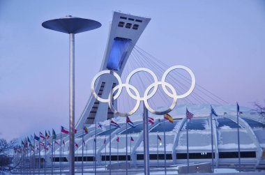 Montreal, Kanada - 3 Ocak 2013 Montreal Olimpiyat Stadyumu ve kulesi. Dünyanın en yüksek eğimli kulesi. Olimpiyat turu 175 metre uzunluğunda ve 45 derecelik açıyla yapılıyor.