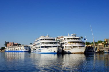 Aswan Mısır 25 Kasım: Mısır 'ın Aswan yakınlarındaki Nil nehri üzerindeki turizm teknesi, 25 Kasım 2010.Turizm Mısır' ın en önemli sektörlerinden biridir. 2008 yılında Mısır 'ı 12,8 milyondan fazla turist ziyaret etti