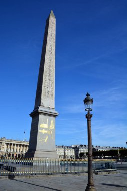 Paris Fransa 17 Ekim: Luxor Obelisk, Fransa 'nın başkenti Paris' teki Place de la Concorde 'un merkezinde bulunan bir Mısır dikilitaşıdır. Paris, Fransa 17 Ekim 2014 Paris, Fransa 