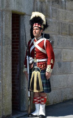 HALIFAX NOVA SCOTIA 5 HAZİRAN: Halifax 'taki Kanada Ulusal Tarihi Alanı George Kalesi' nde Kanadalı asker. Nova Scotia, Kanada, 5 Haziran 2014