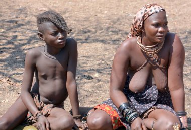 Khorixas, Namibya 09 Ekim 2014: Himba kabilesinden kimliği belirsiz bir kadın. Himba, Güney-Batı Afrika 'nın Kunene bölgesinde, Kuzey Namibya' da yaşayan yerli halktır. 