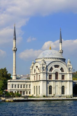 İSTANBUL TURKET 3 Ekim 2013 'te İstanbul, Türkiye' de resmen Buyuk Mecidiye Camii (Sultan Abdulmecid 'in Büyük İmparatorluk Camii) kuruldu.