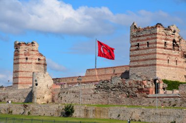 Konstantinopolis Surları, Konstantin 'in kuruluşundan bu yana İstanbul' u (bugün Türkiye 'de) çevreleyen ve koruyan bir dizi savunma taş duvarıdır.. 
