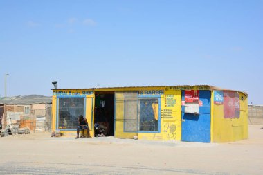 SWAKOPMUND, NAMIBIA OKTOBER 09, 2014House, Swakopmund 'un Mondesa gecekondu mahallesinde, Ekim 2009' da. Namibya 'da evlerin yaklaşık yüzde 27,6' sı yoksul olarak sınıflandırılıyor.