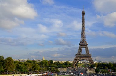PARIS, FRANCE OKTOBER 14: Eiffel Kulesi (Tour Eiffel) 14 Ekim 2013 'te Paris, Fransa' da. Dünya Fuarı için 1887 ve 1889 yılları arasında inşa edilmiştir (Fuar 1889).). 