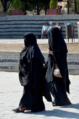 İstambul Türkiye: 8 Ekim 2013 'te Müslümanlar İstambul' un kalbinde kadınların peçelerini örttü. Türk hükümeti türban takan kadınların kamu sektöründe çalışmasını yasakladı.