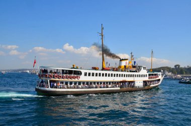 İstanbul, Türkiye 5 Ekim 2013: İstanbul, Türkiye 'de Yeni Cami ve Galata Köprüsü yakınlarındaki Eminonu Limanı' nda feribot gezisi. Eminonu limanı İstanbul 'da feribot için büyük bir rıhtım..