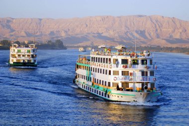 Aswan Mısır 25 Kasım: Mısır 'ın Aswan yakınlarındaki Nil nehri üzerindeki turizm teknesi, 25 Kasım 2010.Turizm Mısır' ın en önemli sektörlerinden biridir. 2008 yılında Mısır 'ı 12,8 milyondan fazla turist ziyaret etti