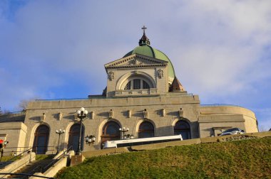 Montreal Kanada Ekim 04: Saint Joseph 's Oratory of Mount Royal, Kanada' nın Quebec kentinde 4 Ekim 2011 tarihinde Montreal, Kanada 'nın batı yamacında kurulmuş bir Roma Katolik bazilikasıdır..