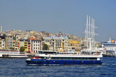İstanbul, Türkiye 5 Ekim 2013: İstanbul, Türkiye 'de Yeni Cami ve Galata Köprüsü yakınlarındaki Eminonu Limanı' nda feribot gezisi. Eminonu limanı İstanbul 'da feribot için büyük bir rıhtım..