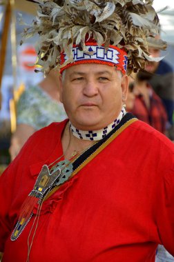 MONTREAL QUEBEC CANADA 24 AĞUSTOS: 24 Ağustos 2013 'te Montreal, Pointe-a-Calliere' in 18. Yüzyıl Halk Pazarı 'nda Yeni Fransa dönemini yeniden canlandıran adam Montreal Kanada' da 24 Ağustos 2013