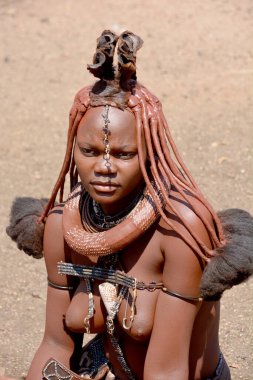 Khorixas, Namibya 09 Ekim 2014: Himba kabilesinden kimliği belirsiz bir kadın. Himba, Güney-Batı Afrika 'nın Kunene bölgesinde, Kuzey Namibya' da yaşayan yerli halktır. 