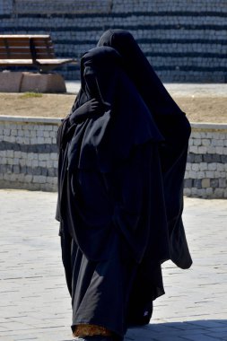 İstambul Türkiye: 8 Ekim 2013 'te Müslümanlar İstambul' un kalbinde kadınların peçelerini örttü. Türk hükümeti türban takan kadınların kamu sektöründe çalışmasını yasakladı.