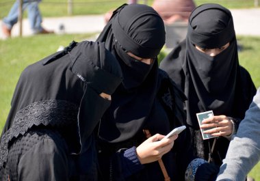 İSTANBUL TURKEY 08 Ekim 2013: Müslümanlar İstanbul şehir merkezinde kadınların peçelerini örttü. Türk hükümeti türban takan kadınların kamu sektöründe çalışmasını yasakladı.