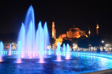 İSTANBUL SEPT. 30 Eylül 2013 'te İstanbul, Türkiye' de, Ayasofya 'nın önündeki çeşme. Ayasofya eski bir Ortodoks ataerkil bazilikası, sonra cami, şimdi de müze..