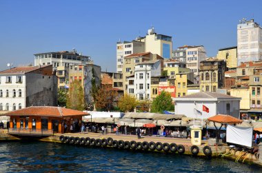 İSTANBUL, TURKEY ECTOBER 5: Yeni Cami ve Galata Köprüsü yakınlarındaki Eminonu Limanı 'nda 5 Ekim 2013, İstanbul, Türkiye. Eminonu limanı İstanbul 'da feribot için büyük bir rıhtım..