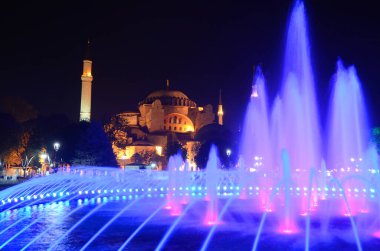 İSTANBUL SEPT. 30 Eylül 2013 'te İstanbul, Türkiye' de, Ayasofya 'nın önündeki çeşme. Ayasofya eski bir Ortodoks ataerkil bazilikası, sonra cami, şimdi de müze..