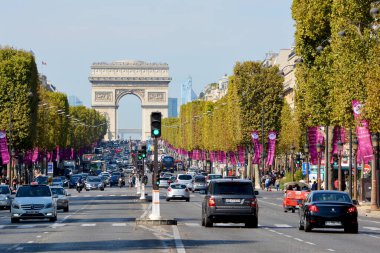 Paris, Fransa 14 Ekim 2014: The Champs-Elysees ve the Triumphal Arch de l Etoile Paris 'in en ünlü caddesi 1910 metreye sahiptir ve mağaza, kafe ve restoranlarla doludur. Paris 'te Fransa