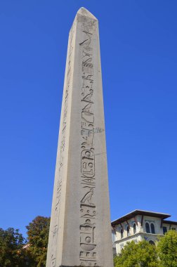 İSTANBUL TURKEY 26 Eylül 2013 tarihinde İstanbul, Türkiye 'de antik Hipodrom' da Mavi Cami (Sultanahmet Camii) yakınlarında bulunan Theodosius Obelisk (Mısırlı Obelisk)