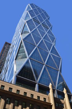 NEW YORK CITY 27 Ekim 2013: New York 'taki Hearst Tower Esquire ve Cosmopolitan Ekim 2013 gibi birçok yayını bir çatı altında barındırıyor.. 