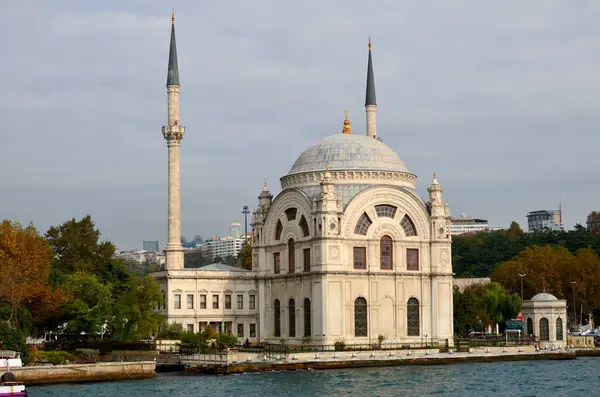 İSTANBUL TURKET 3 Ekim 2013 'te İstanbul, Türkiye' de resmen Buyuk Mecidiye Camii (Sultan Abdulmecid 'in Büyük İmparatorluk Camii) kuruldu.