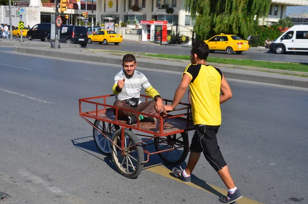 Istanbul Turkey September Män Som Bär Sin Vän Vagn Mitt — Stockfoto