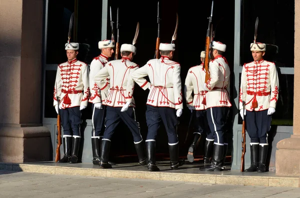 Sofia September Guardas Honra Frente Presidência República Búlgara Setembro 2013 — Fotografia de Stock